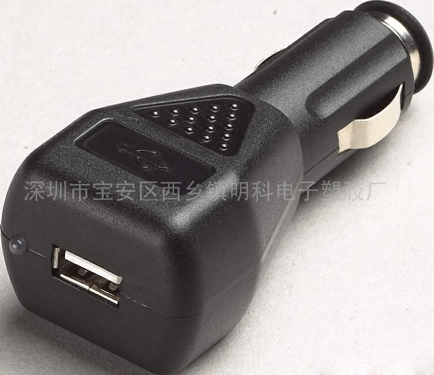 车载充电器主要参数: (1)输入电压:DC12-24V(最大为10-30V) ,电压输入范围宽,适合全球所有汽车上使用。 (2)输出参数:DC5.0-12V/500-2000mA,可按客户要求设定输出电流。 (3)具备限流、限压、短路、过热等全功能保护。 (4)特别是过压保护,当输出电压高于6.5V时,输出切断,从而保护手机不被烧毁。 (5)显示有单灯单包、单灯双色。单灯指示电源已接通,单灯双灯指示充电中为红色充完后为绿色,非常直观 (6)多种外型任君选择,从MK301-199几十多个外型,颜色有黑色白色