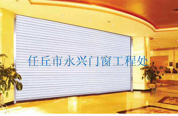 钢质防火卷帘材料:1.防火卷帘主要零部件使用的各种原材料符合相应国家标准或行业标准的规定。 2.普通型帘板厚度≥1.0mm;复合型帘板中任一帘片厚度≥0.8mm。 3.座板厚度≥3.0mm 帘板:1.钢质防火防烟卷帘相邻帘板串接后转动灵活、摆动90°不脱落。 2.钢质防火放烟卷帘帘板两端挡板或防窜机构应装配牢固、卷帘运行时相邻帘板窜动量不大于2mm。 3.