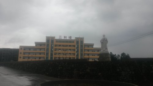 普安县青山镇三和学校汉白玉孔子雕像