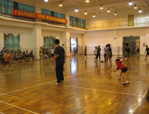 哪些日常行为会给羽毛球木地板造成损伤