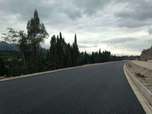对哪种公路路面宜选用改性沥青