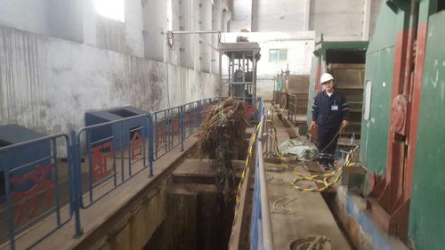 电厂拦物栅及闸门板凹槽海生物清理