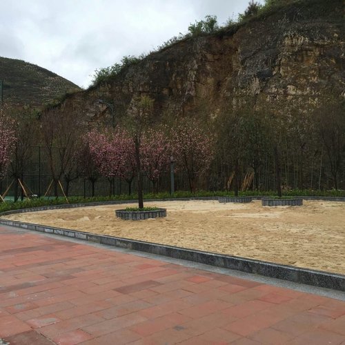 彩色透水混凝土路面分层施工?