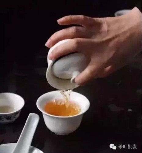 盖碗泡茶如何不烫手?教你几个小技巧