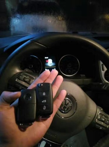 汽车钥匙锁在车里应该怎么办