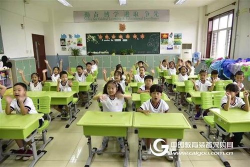 郑州上下床厂家：为给贫困小学换课桌 大学生义卖两千多个苹果