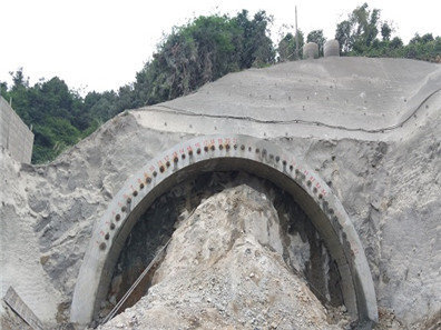 成都隧道大管棚水平导向跟管钻进法的特点