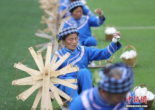 绣娘挑战世界纪录该县誉为“中国传统纺织文化之乡”