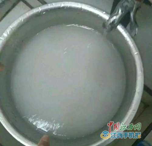 高校自来水呈“糯米色”致学生过敏 校方:水管爆管进沙