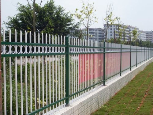厦门护栏网讲述“铁丝网+防护栏”仍拦不住不文明的腿