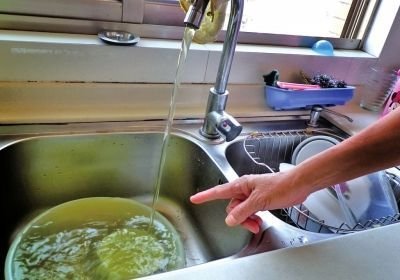 居民家自来水发绿?自来水厂建议清洗水表后水管