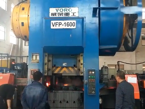 客戶現場，我公司的VFP-1600熱模鍛自動化生產線生產輪毂單元