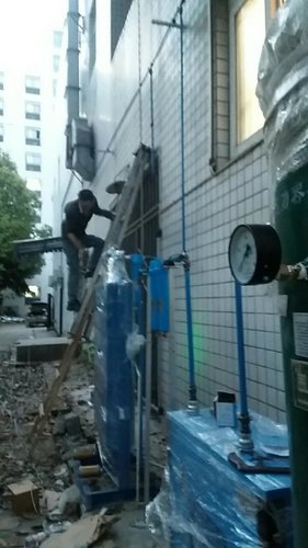 四川某高校实验室用空压机安装现场