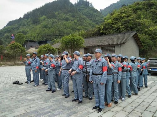 野外拓展体验军旅生活