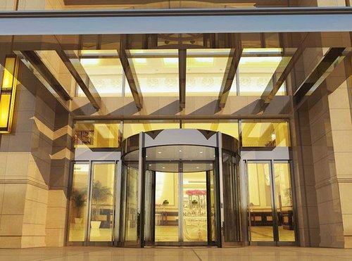 酒店为什么会选择使用旋转门为出入装置呢