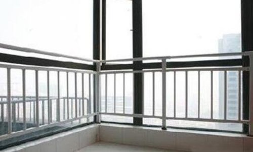 阳台可以安装锌钢护栏吗?