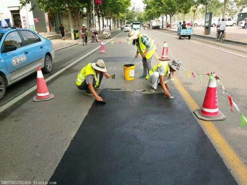成都70号沥青厂家浅谈:沥青路面混凝土原材料