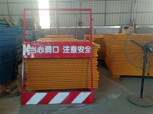 您知道基坑护栏电梯防护门标准规格吗?