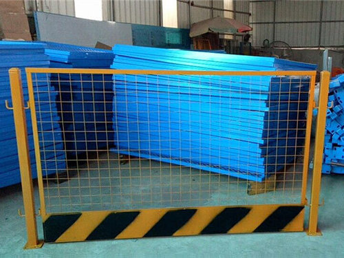 南宁临边护栏厂家分享;施工电梯防护门在建筑施工的重要性