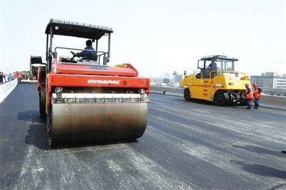 成都70号沥青厂家浅谈:沥青路面的防治措施值得注意