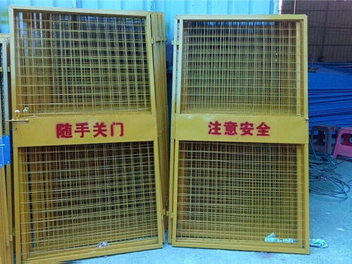 施工电梯防护门基本安装方法