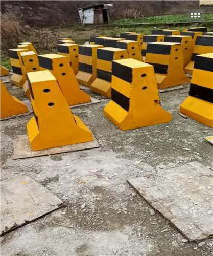 贵阳隔离墩公司为您介绍:人行道隔离设施