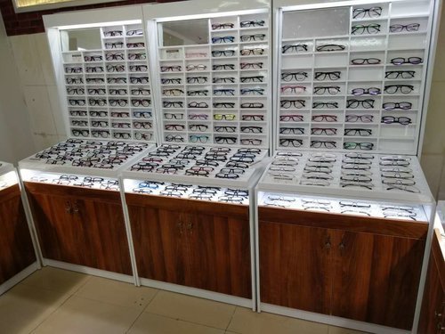 为什么越来越多的店主喜欢定制眼镜展柜?