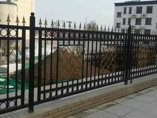 如何选择铁艺护栏?
