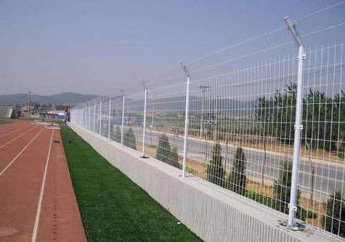 焊接式和组装式体育场围栏网的区别有哪些呢?