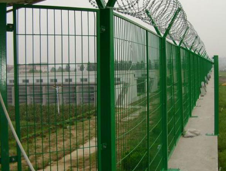 道路中为什么要设置护栏，看西安护栏网厂家怎么说。