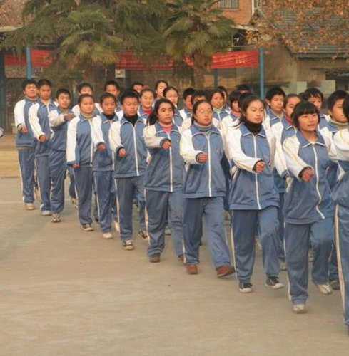 学生校服怎么洗?