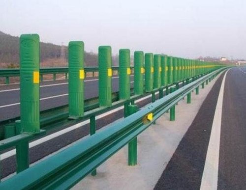 高速公路波形护栏安装方法及步骤是什么？看西安护栏网厂家怎么说。