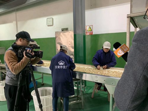 今天上午绍兴电视台公共频道农业栏目组来我厂拍摄釆访