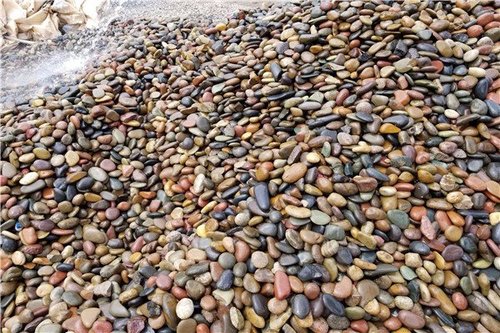 鹅卵石是多年雨水的冲刷而成