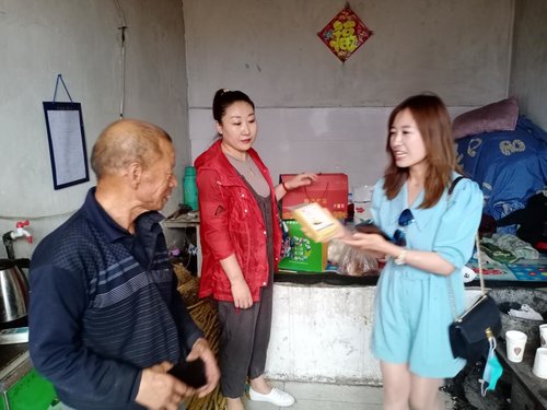 走访慰问贫困户 真情关怀送温暖 —珍佰农业公司开展走访慰问活动