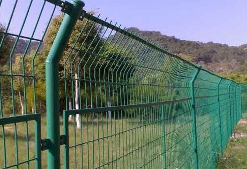 西安护栏网厂家小编告诉您公路护栏网为什么选用绿色为主？