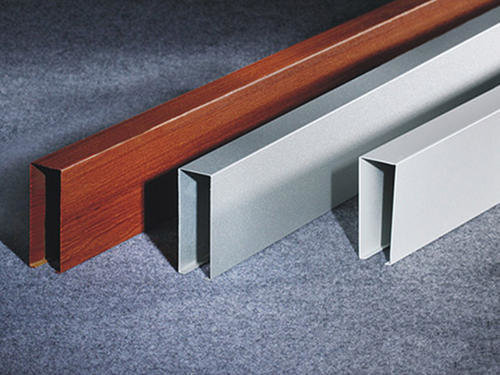 铝方通吊是天花板的主要材料