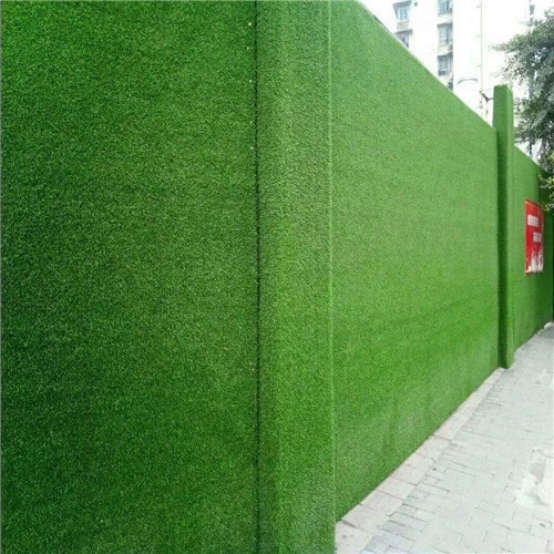 海南工地围墙草皮——工地围挡使用仿真绿植人造草坪的好处