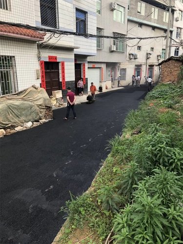 沖擊壓路機在含水量較高土石方壓實現場進行沖擊碾壓有哪些優勢？