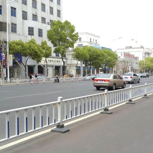 交通护栏是设置在路肩外侧、交通分隔带以及人行道路牙等位置的一种交通设施。