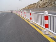 交通护栏是设置在路肩外侧、交通分隔带以及人行道路牙等位置的一种交通设施。