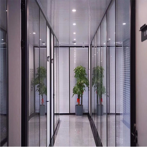 贵阳玻璃隔断：现代的办公空间的优雅之选