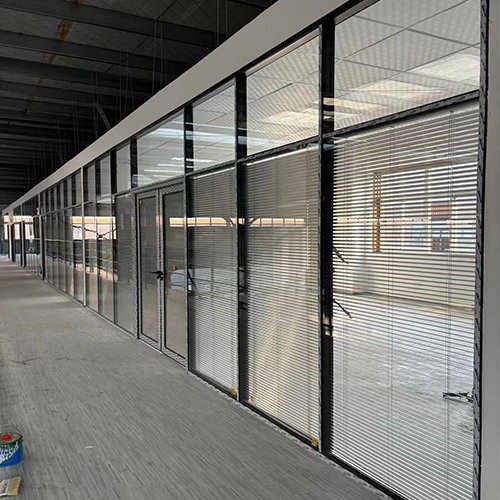 贵州办公玻璃隔断：打造现代的办公环境的新选择