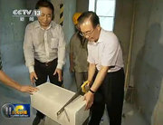 在天津考察保障房建设时，亲手锯切加气砖