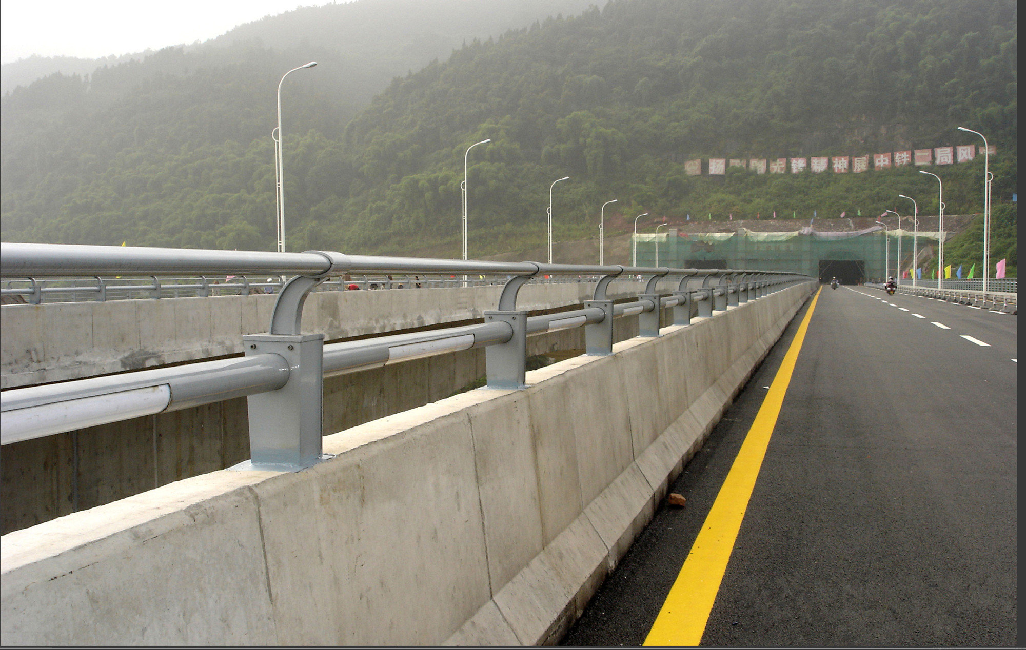 桥梁护栏施工,桥梁防撞护栏施工,桥梁钢护栏_大山谷图库