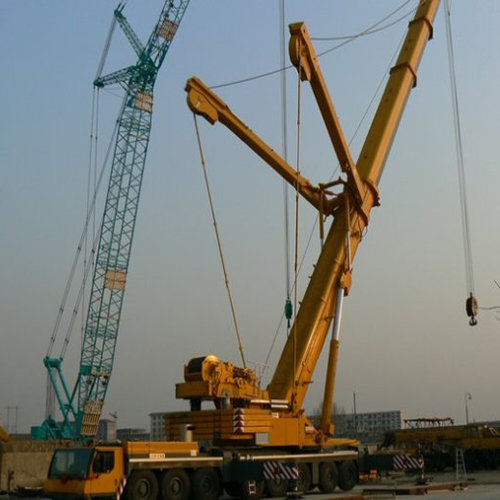 根据起重货物的单位重量和提升高度要求租用吊车,符合需要即可.